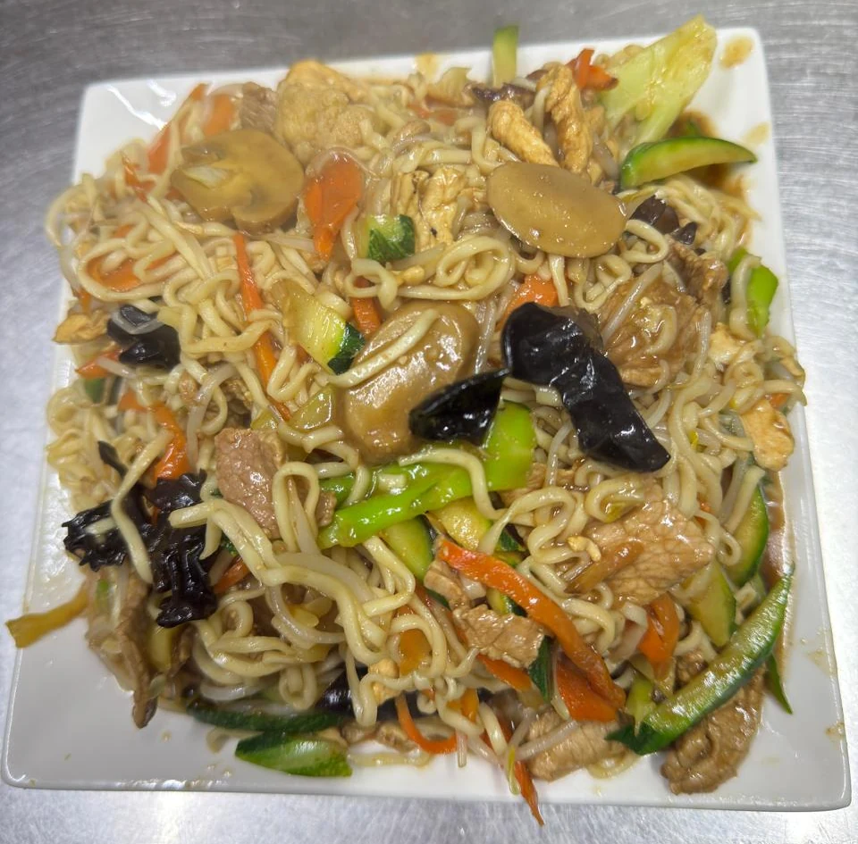 Chaumín especial servido con fideos y verduras